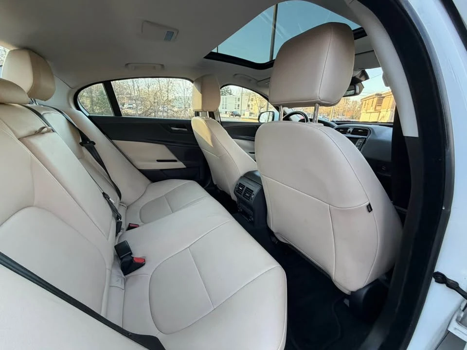 2017 Jaguar XE - Image 8 of 12