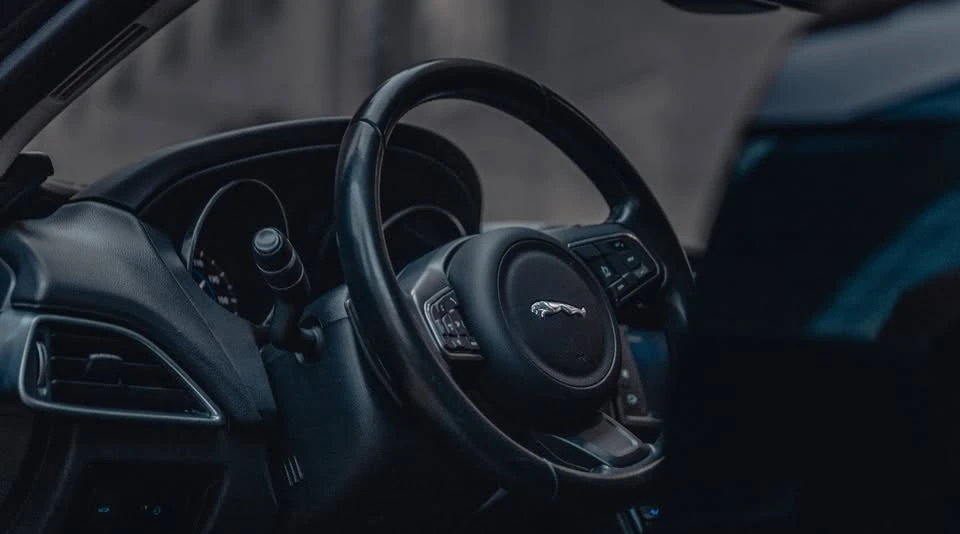 2017 Jaguar XE - Image 3 of 4