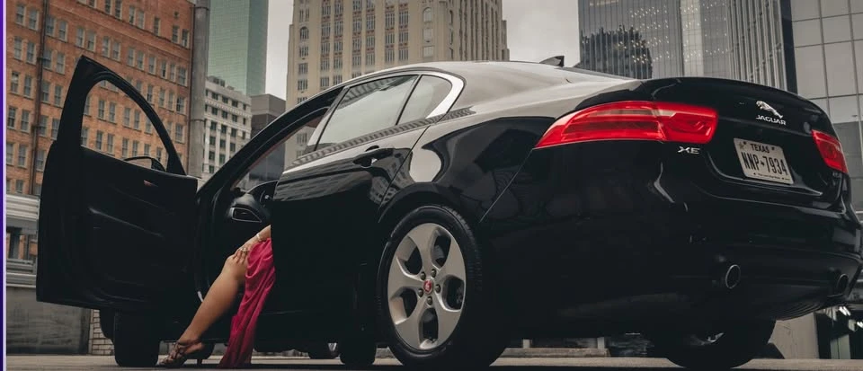 2017 Jaguar XE - Image 4 of 4