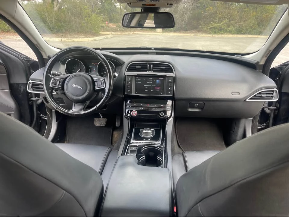 2017 Jaguar XE - Image 10 of 17