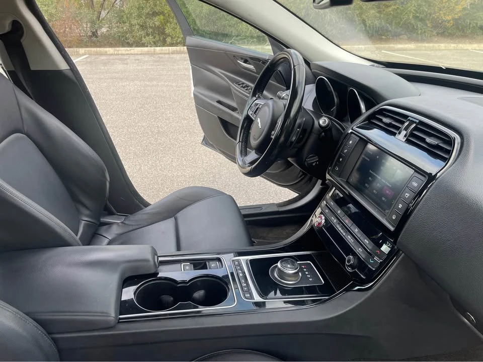 2017 Jaguar XE - Image 9 of 17