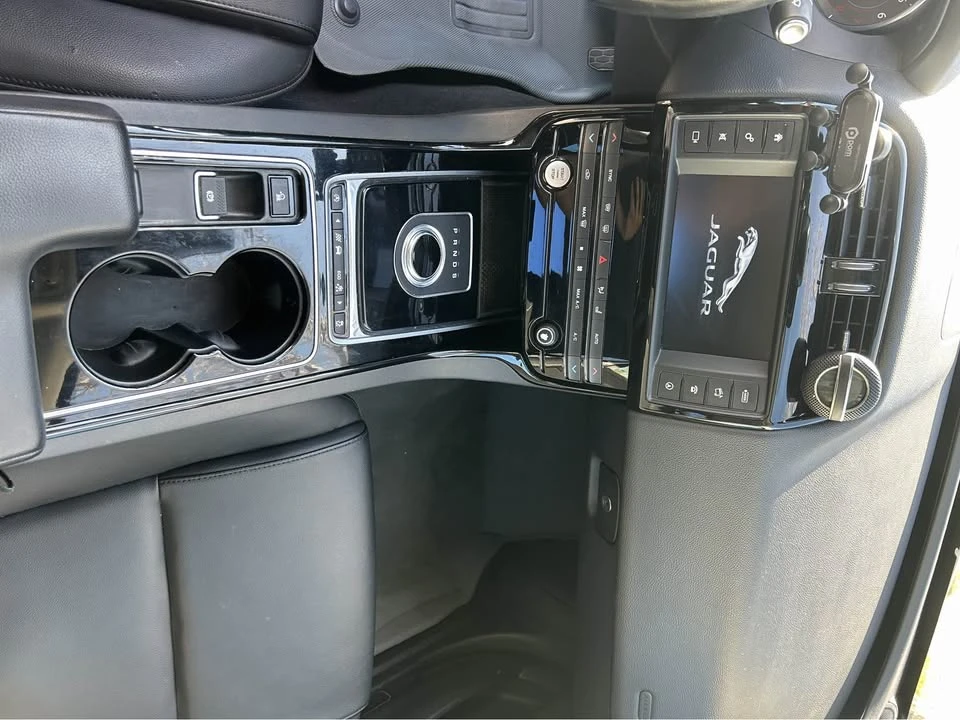 2017 Jaguar XE - Image 6 of 11