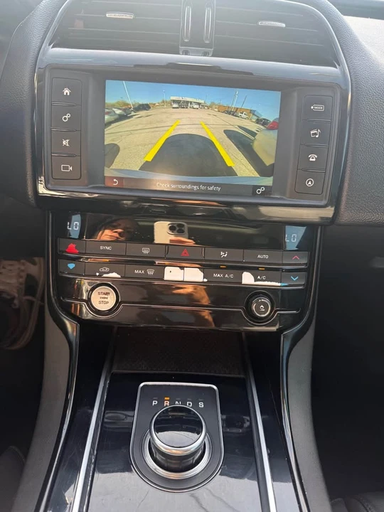 2017 Jaguar XE - Image 5 of 10