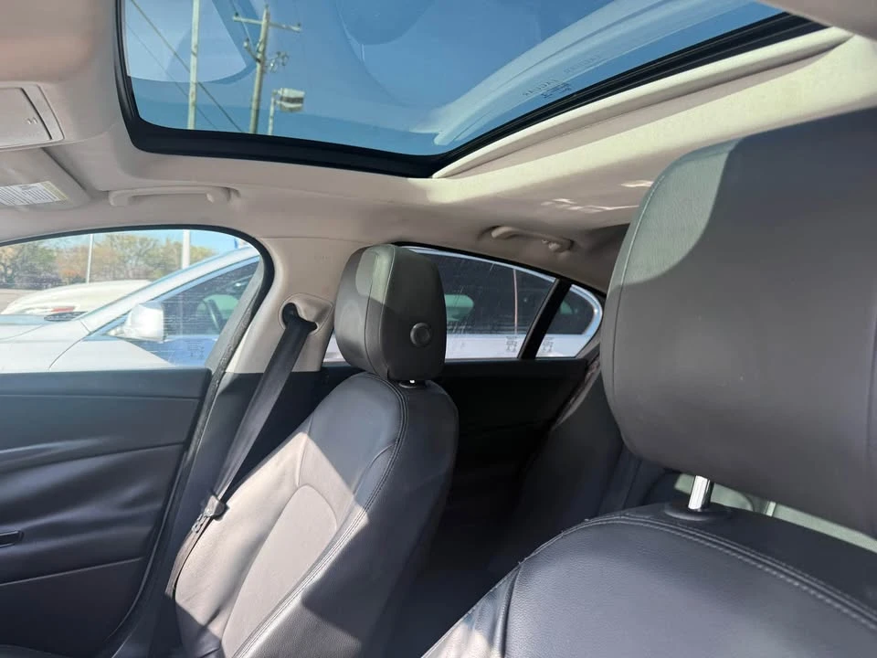 2017 Jaguar XE - Image 6 of 10