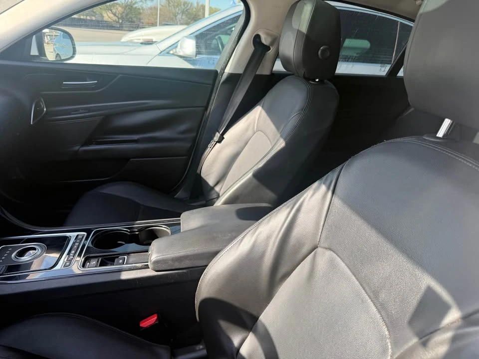 2017 Jaguar XE - Image 7 of 10