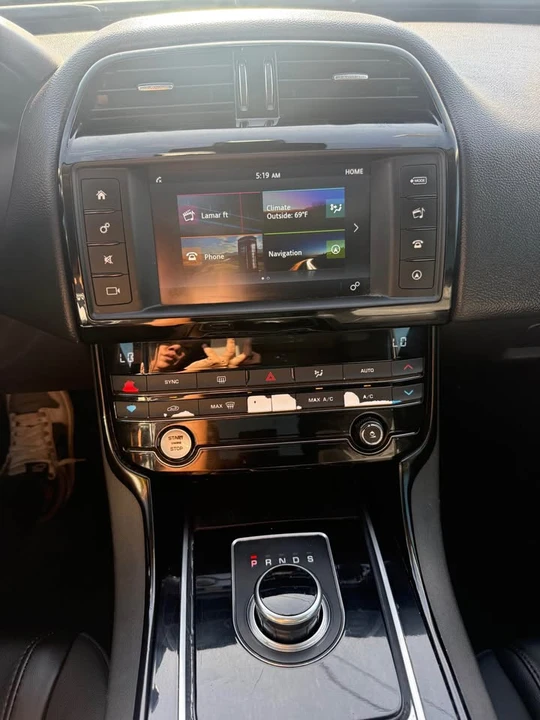 2017 Jaguar XE - Image 4 of 10