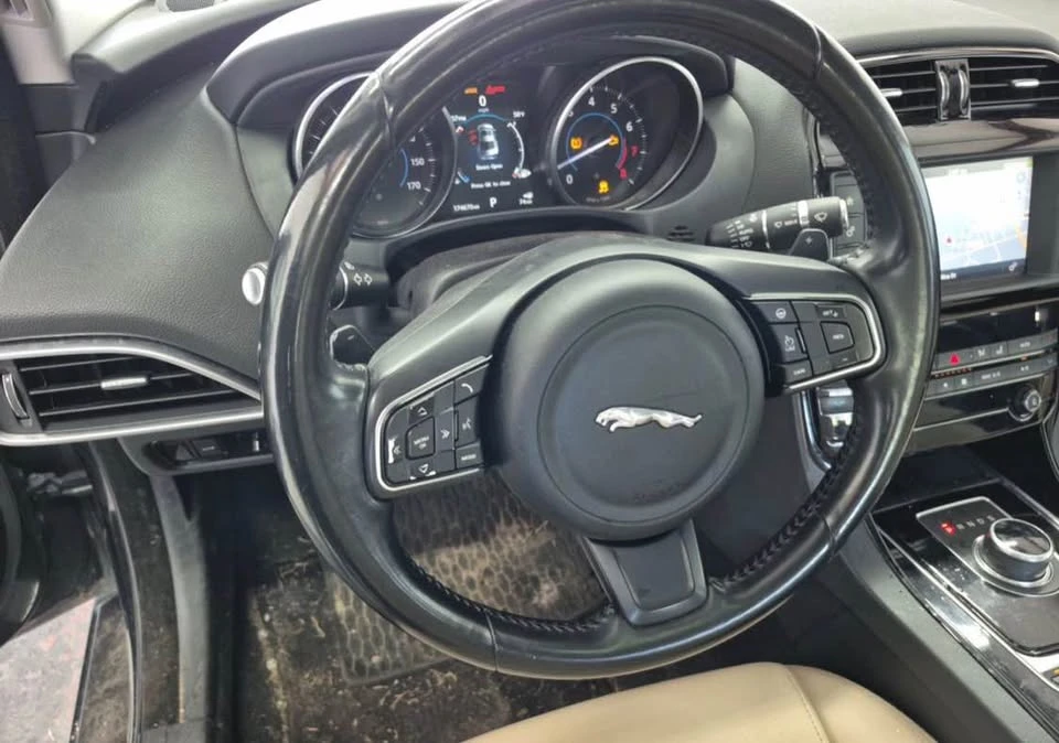 2017 Jaguar XE - Image 10 of 11