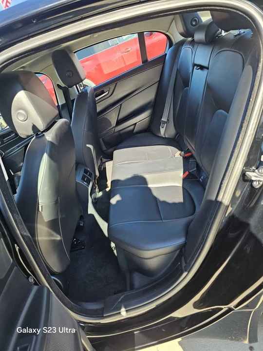 2017 Jaguar XE - Image 8 of 12