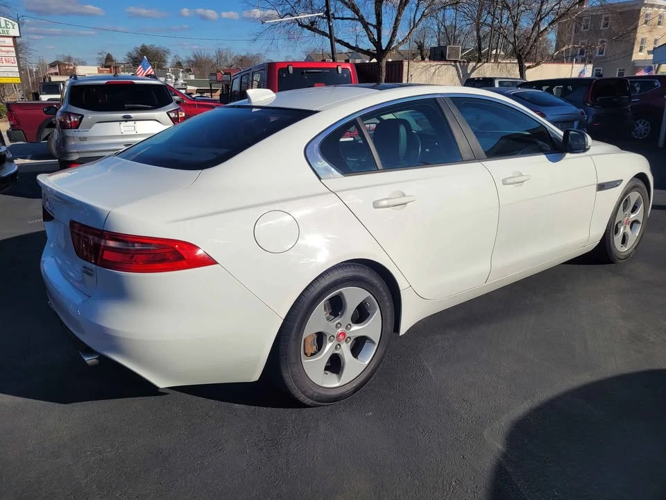 2017 Jaguar XE - Image 3 of 17