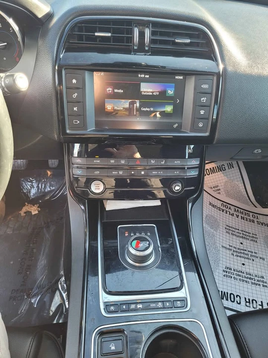 2017 Jaguar XE - Image 14 of 17
