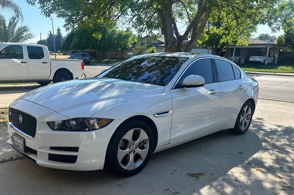 2017 Jaguar XE - Image 4 of 4
