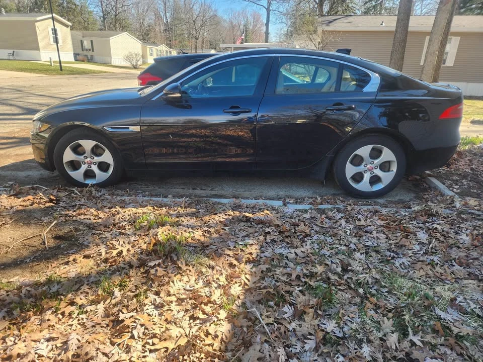 2017 Jaguar XE - Image 4 of 7