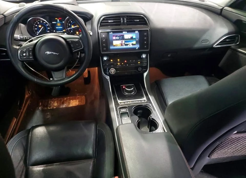 2017 Jaguar XE - Image 10 of 19