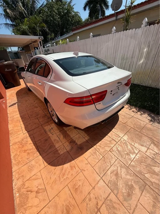 2017 Jaguar XE - Image 4 of 4