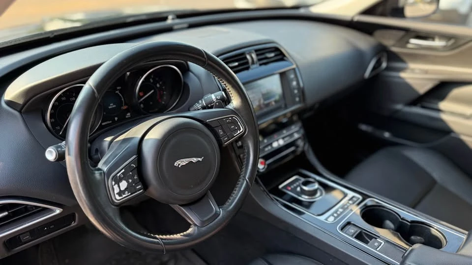 2017 Jaguar XE - Image 10 of 18