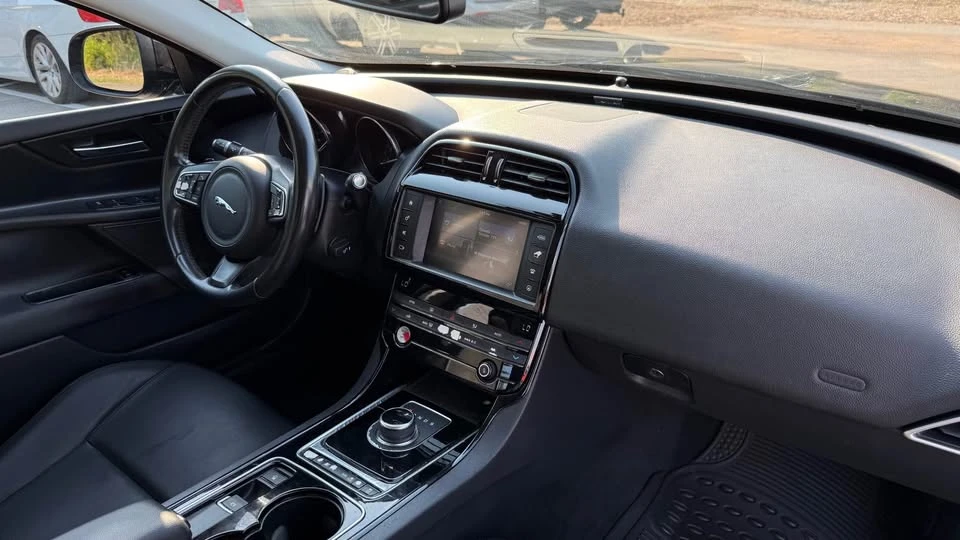 2017 Jaguar XE - Image 15 of 18