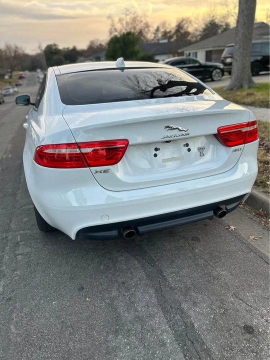 2017 Jaguar XE - Image 4 of 8