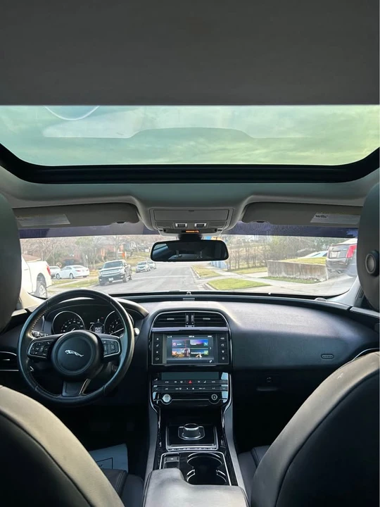 2017 Jaguar XE - Image 5 of 8
