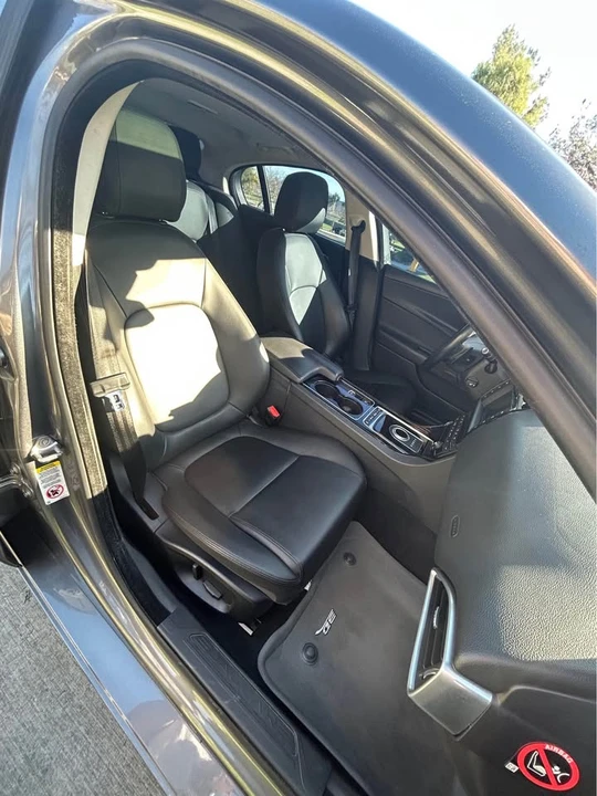 2017 Jaguar XE - Image 7 of 20