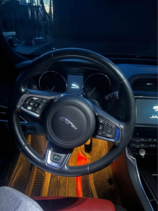 2017 Jaguar XE - Image 5 of 5