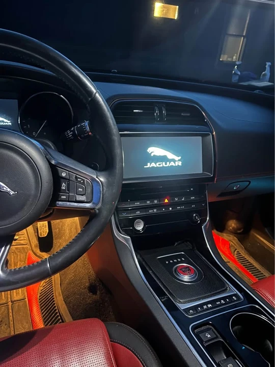 2017 Jaguar XE - Image 4 of 5