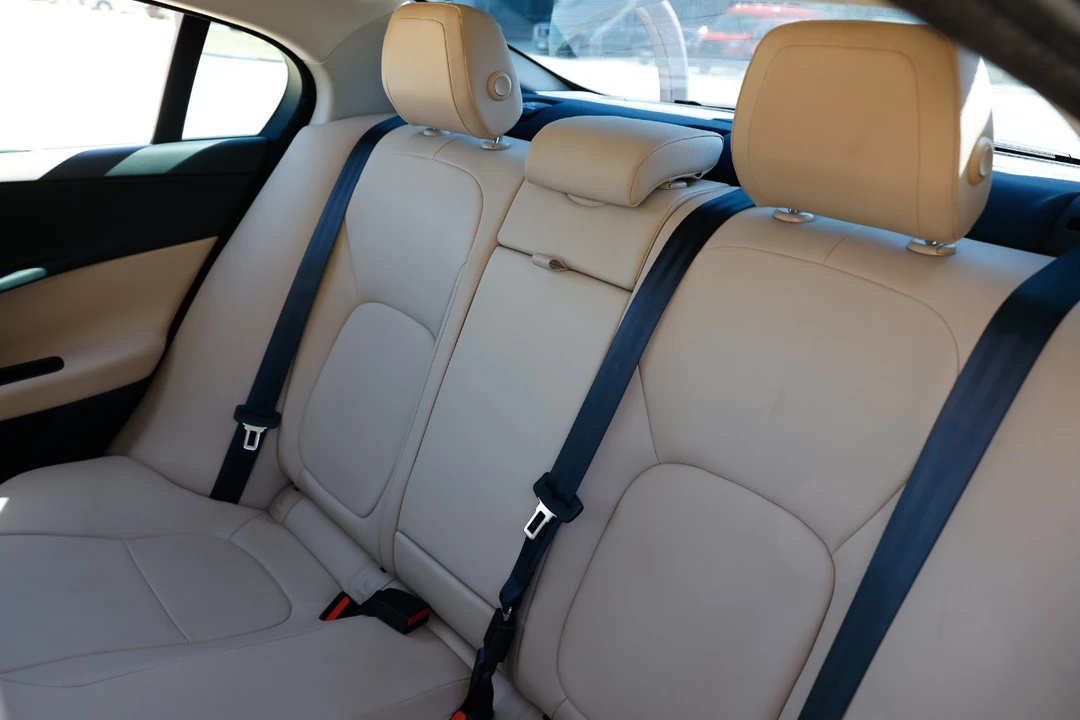 2017 Jaguar XE - Image 8 of 12