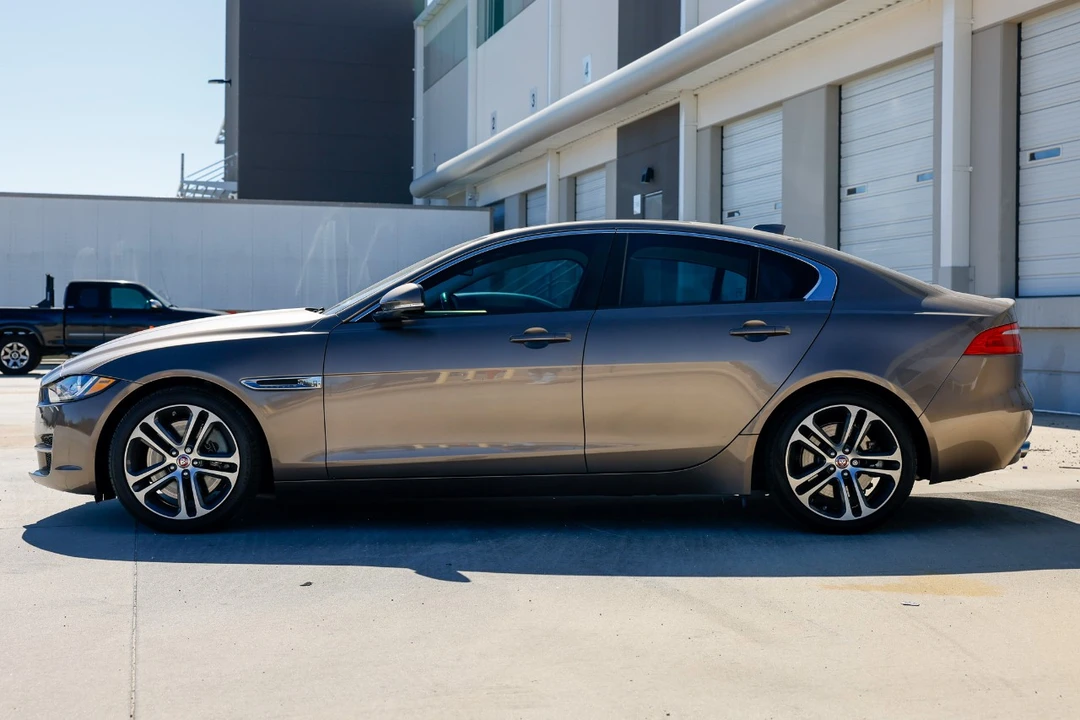 2017 Jaguar XE - Image 3 of 12