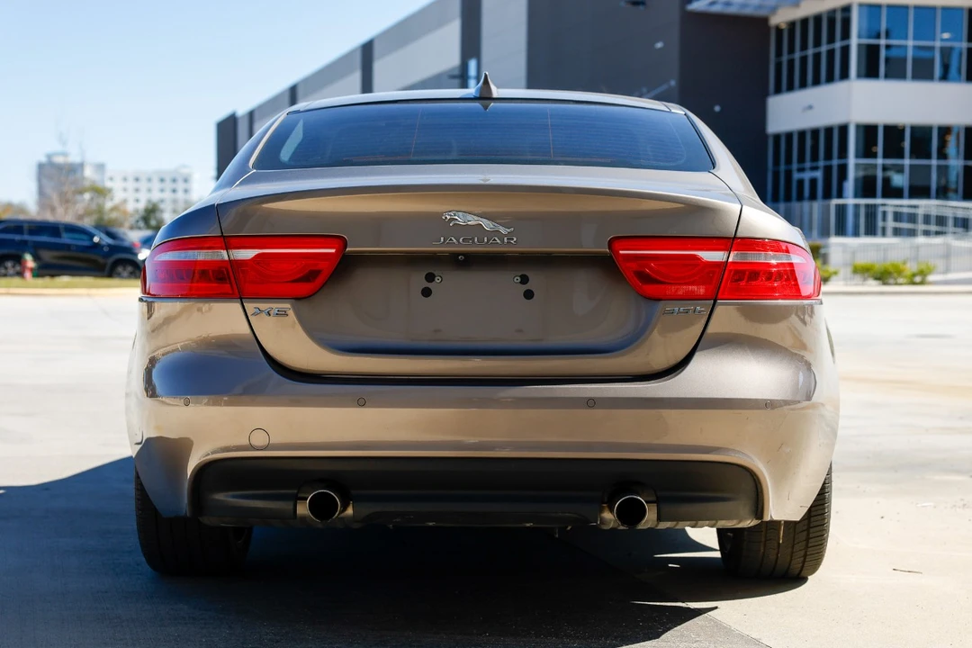 2017 Jaguar XE - Image 7 of 12