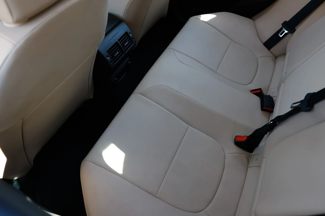 2017 Jaguar XE - Image 10 of 12