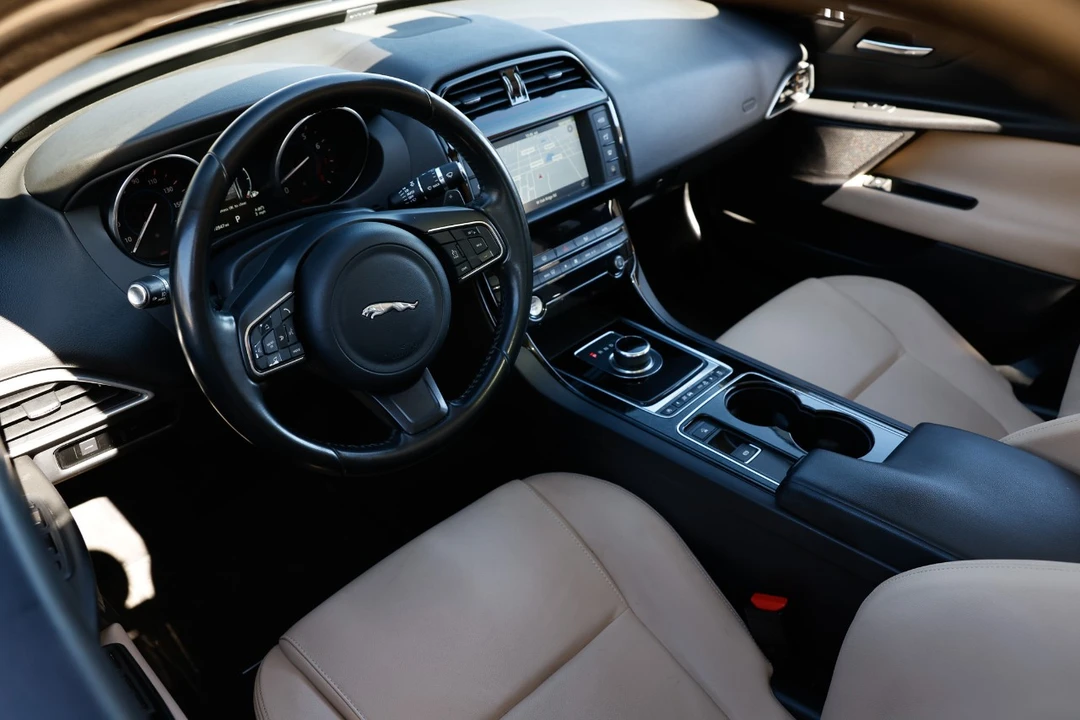 2017 Jaguar XE - Image 4 of 12