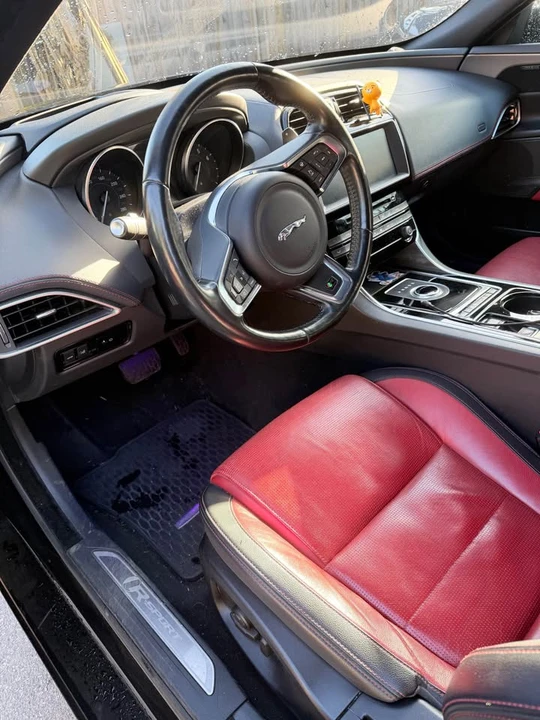 2017 Jaguar XE - Image 7 of 10