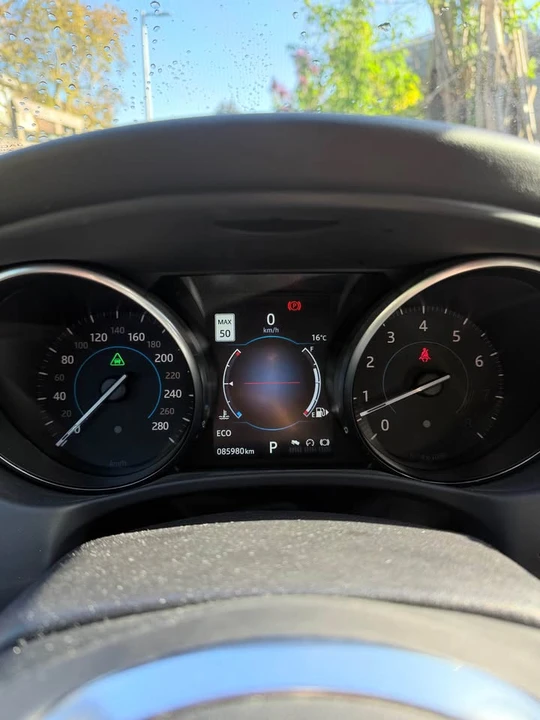 2017 Jaguar XE - Image 9 of 10