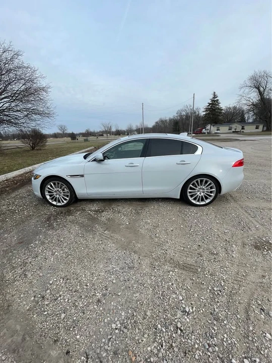 2017 Jaguar XE - Image 2 of 9