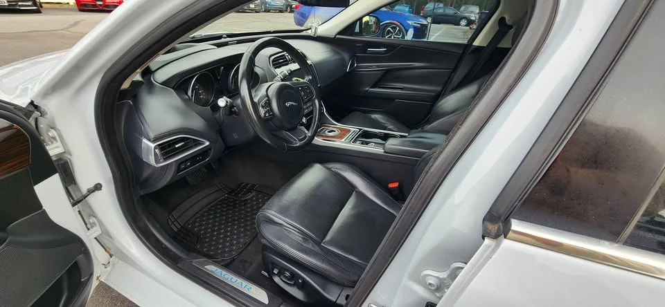 2017 Jaguar XE - Image 10 of 20