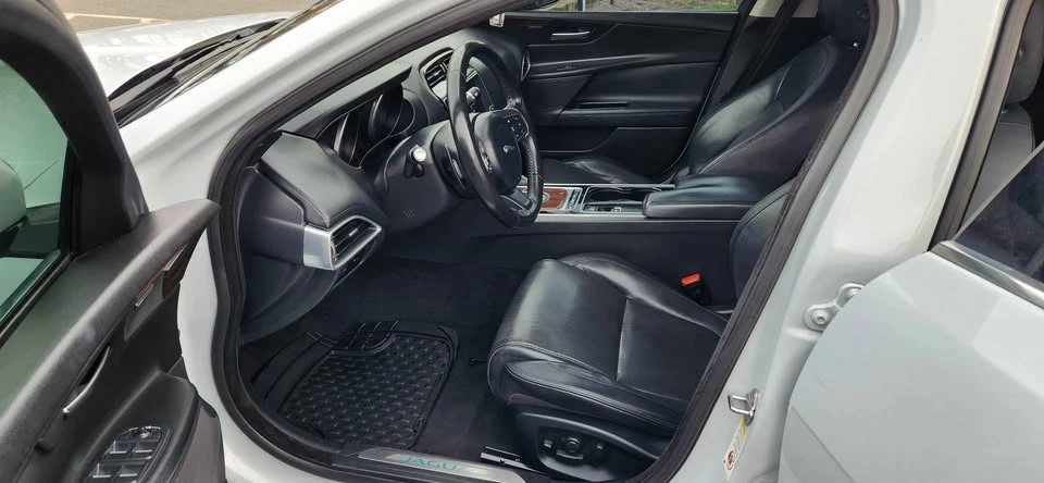 2017 Jaguar XE - Image 11 of 20