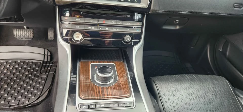 2017 Jaguar XE - Image 17 of 20