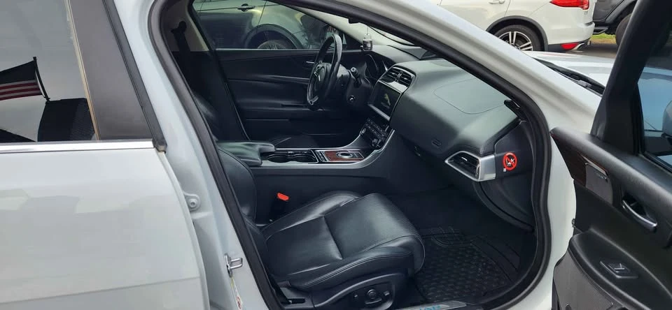 2017 Jaguar XE - Image 13 of 20