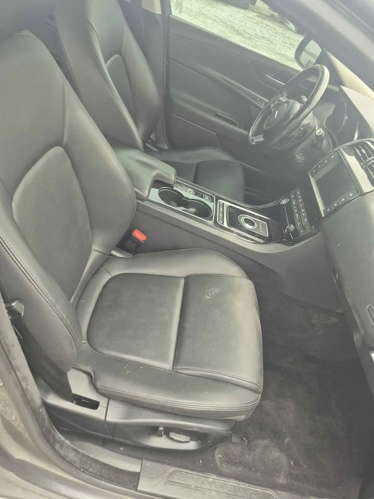 2017 Jaguar XE - Image 7 of 8