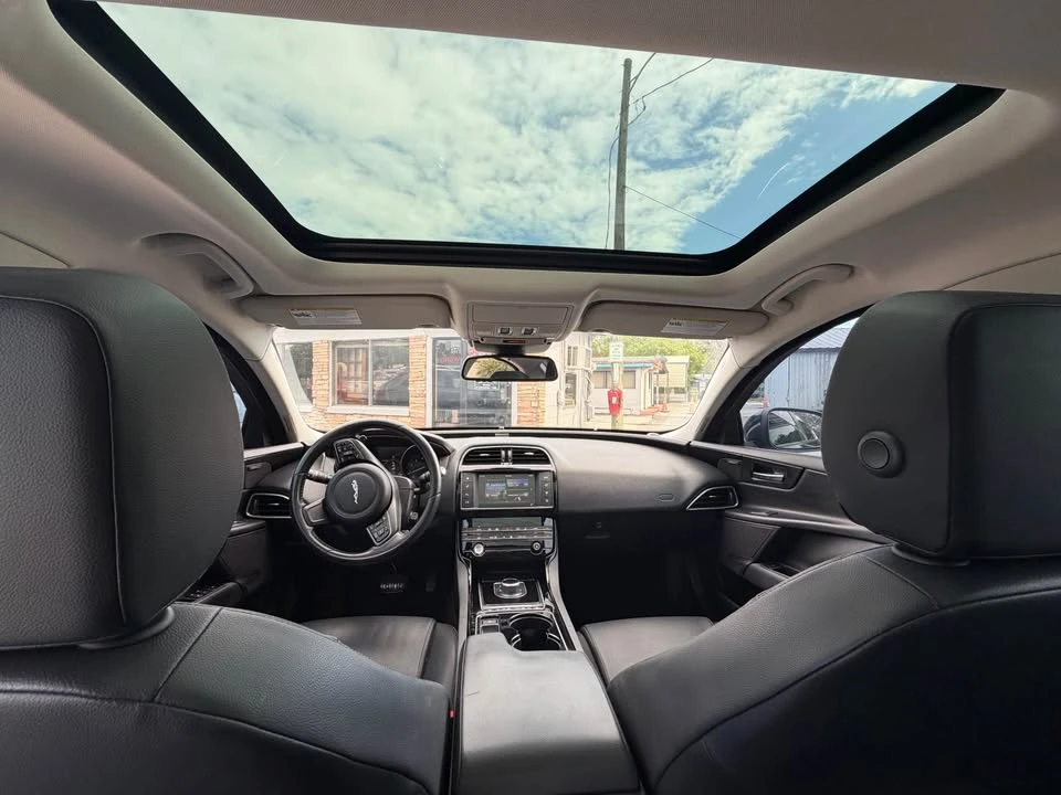 2017 Jaguar XE - Image 7 of 7