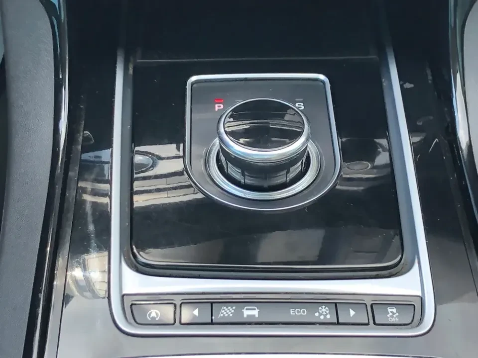2017 Jaguar XE - Image 14 of 20