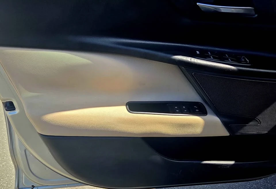 2017 Jaguar XE - Image 10 of 18