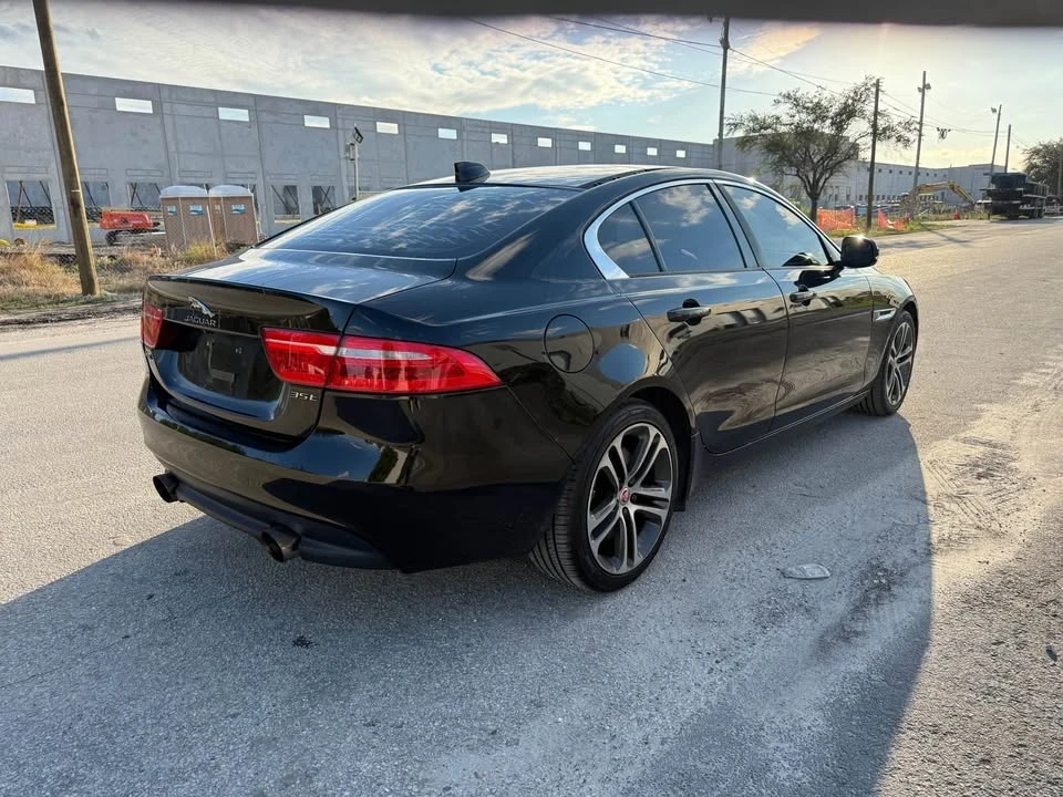 2017 Jaguar XE - Image 7 of 10