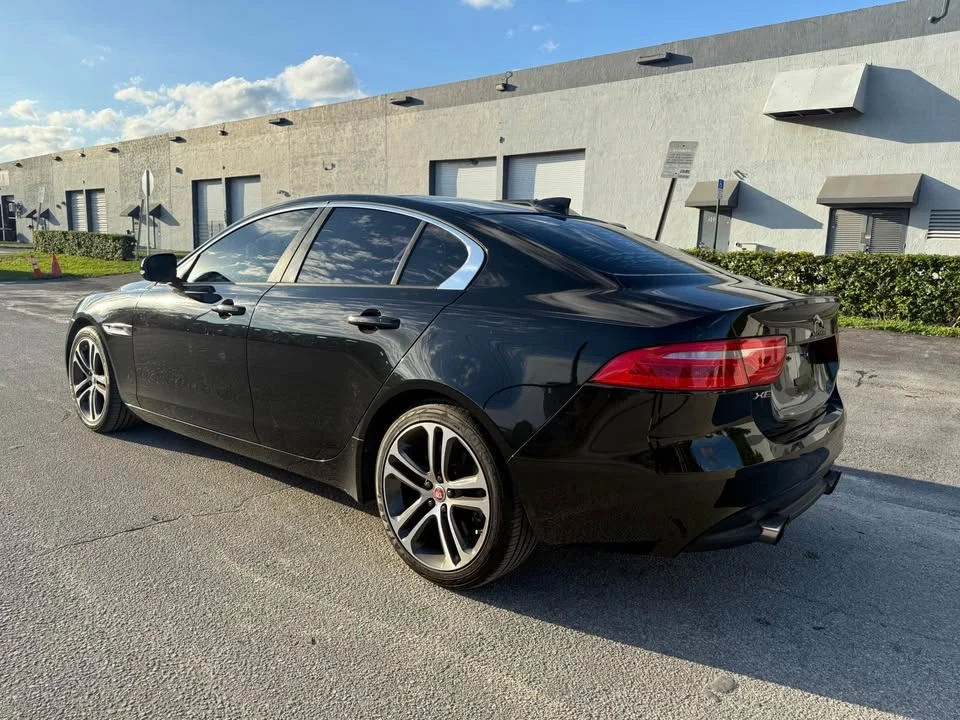 2017 Jaguar XE - Image 5 of 10