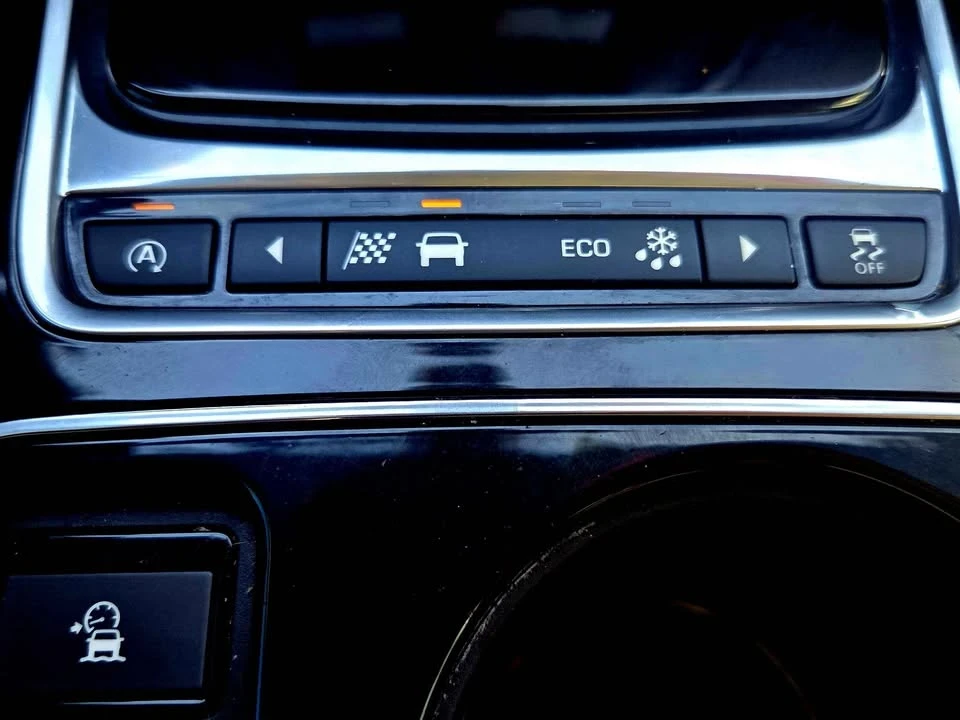 2017 Jaguar XE - Image 11 of 18