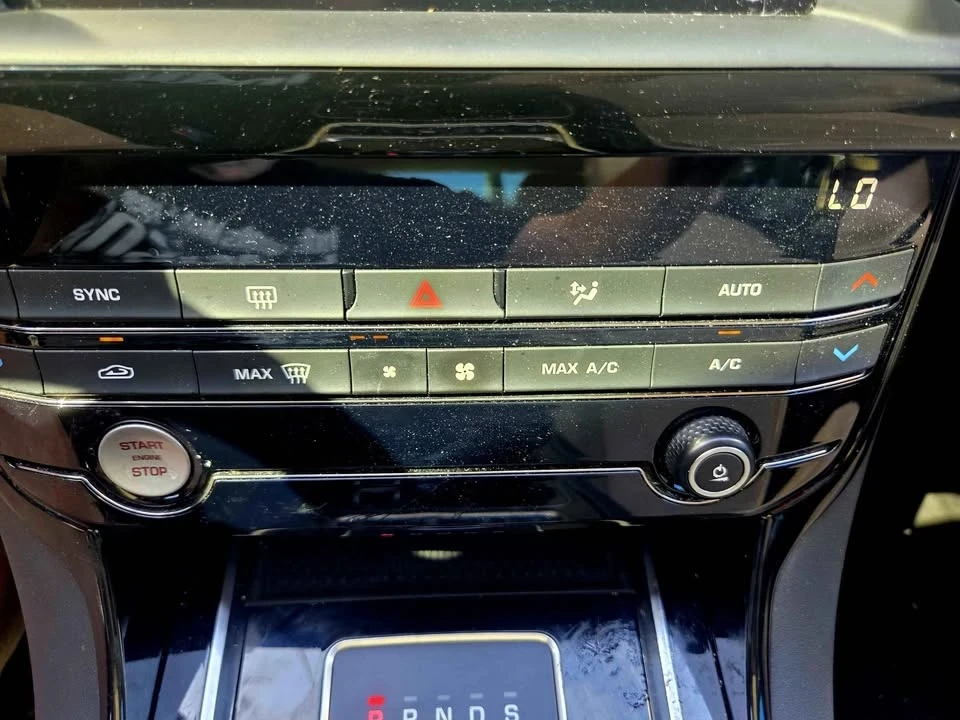 2017 Jaguar XE - Image 17 of 18