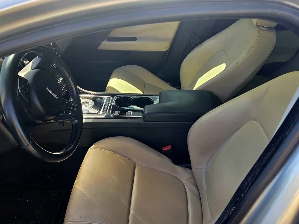 2017 Jaguar XE - Image 7 of 18