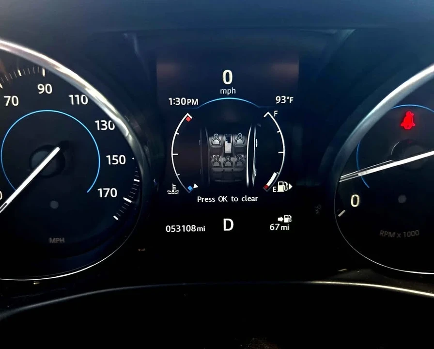 2017 Jaguar XE - Image 9 of 18