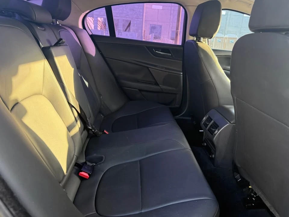 2017 Jaguar XE - Image 10 of 10
