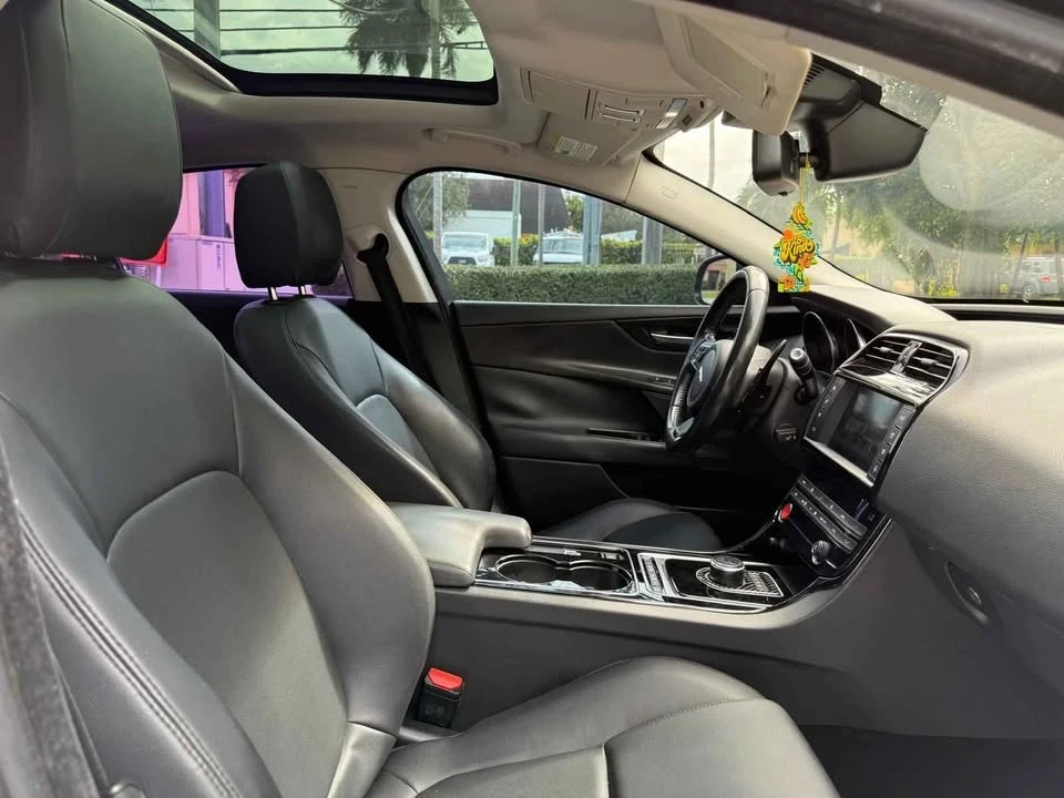 2017 Jaguar XE - Image 6 of 8