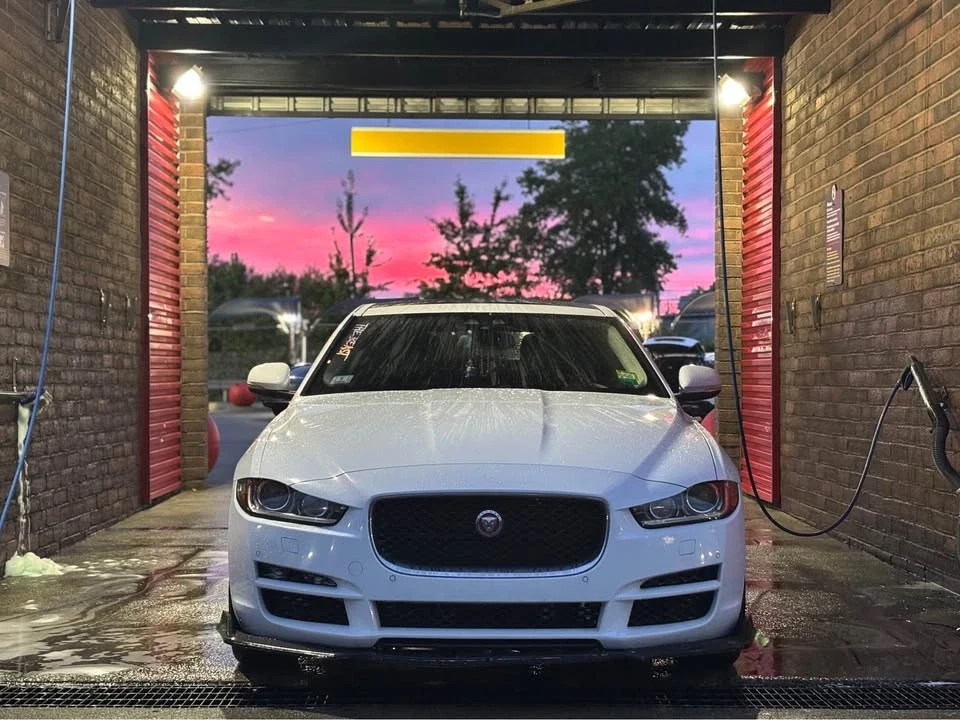 2017 Jaguar XE - Image 5 of 8